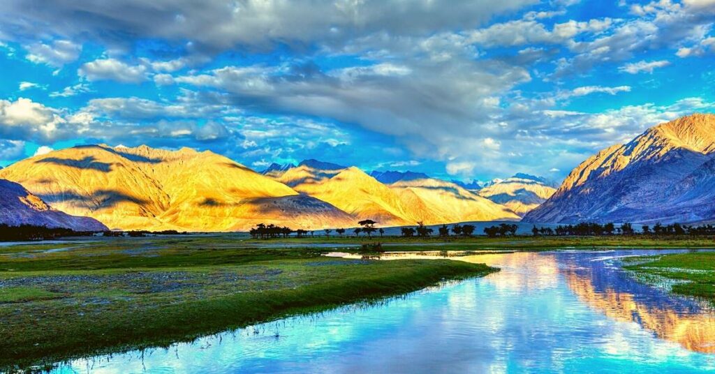 https://www.ladakh-tourism.net/wp-content/uploads/2021/06/nubra-river1-1024x536.jpeg